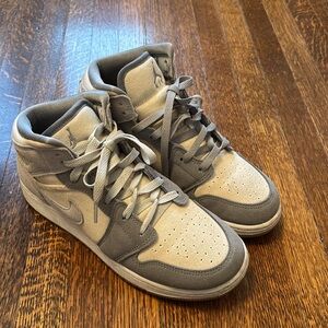 Nike Air Jordan 1 Mid SE, youth 7 (boy). Colour coconut milk. Great condition!